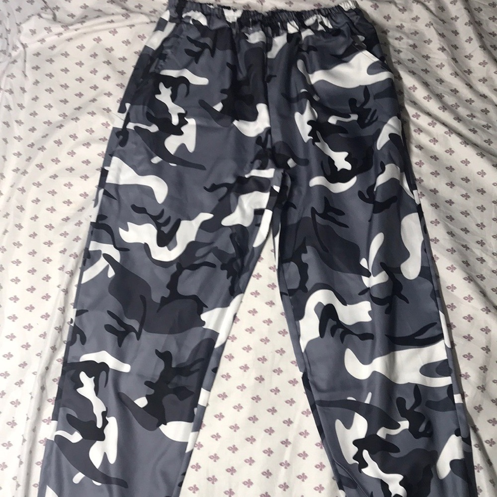 Camo print drawstring pants (missing drawstring)